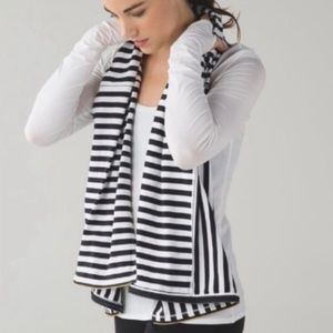Lululemon Black & White striped Vinyasa Scarf / zippered